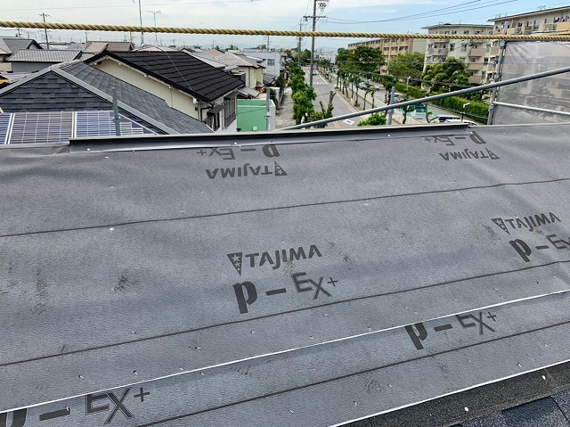 防水シート施工中の様子